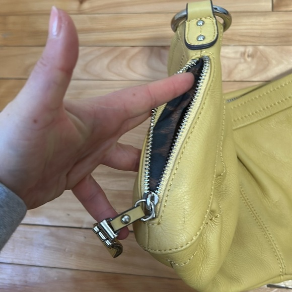 B. Makowsky genuine leather clutch purse y2k butter yellow silver - Picture 6 of 6